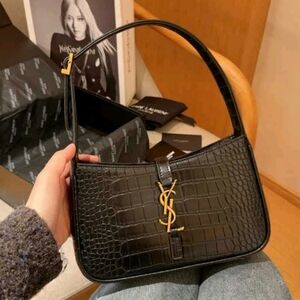 Elegant Black Crocodile Pattern Shoulder Bag